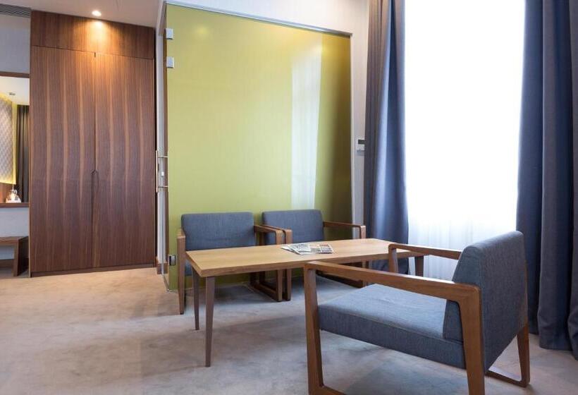 Hotel Five Points Square  City Center