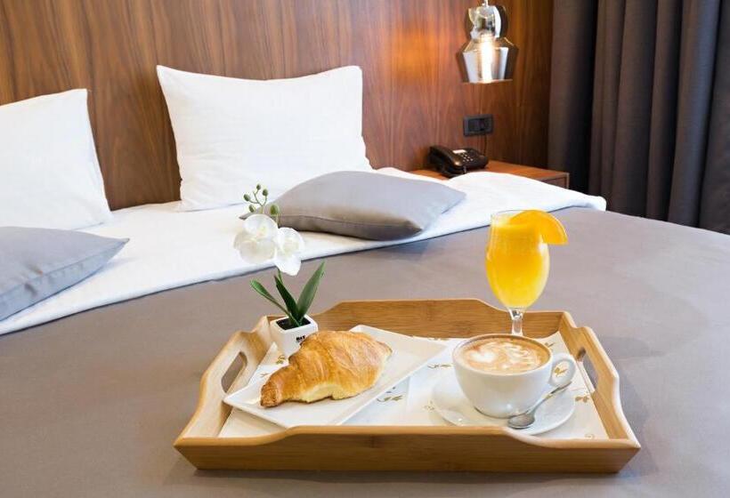 Hotel Five Points Square  City Center