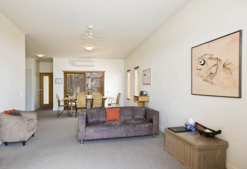 Lornebeach Apartments