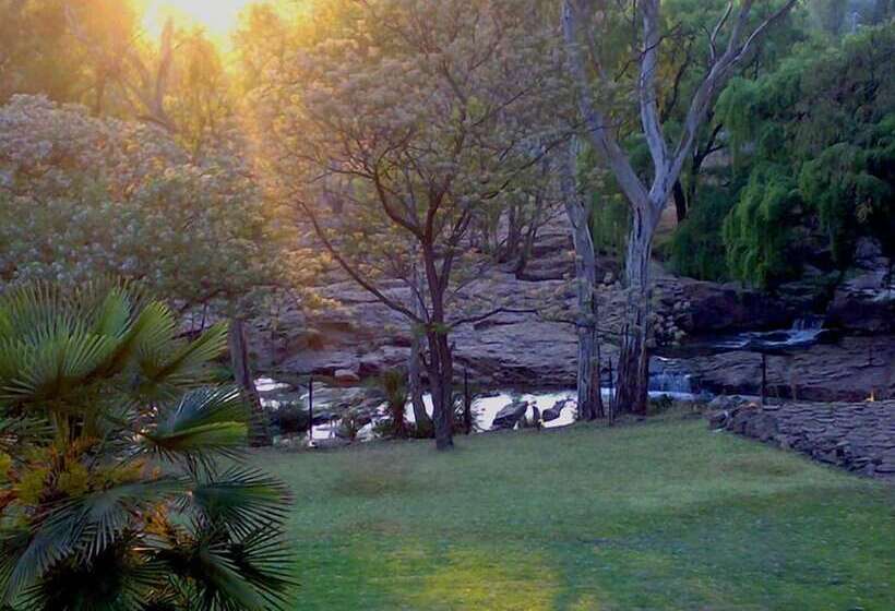 פנסיון Twin Waters Guest House