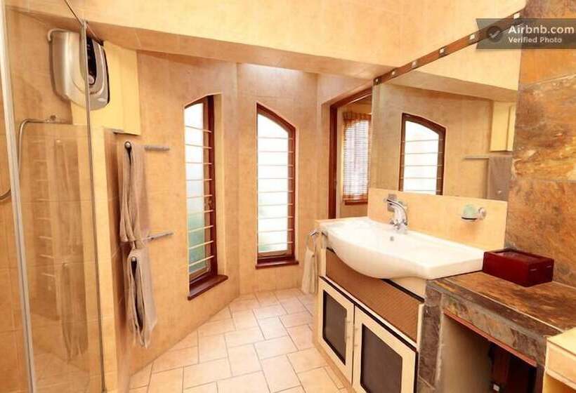 פנסיון Twin Waters Guest House