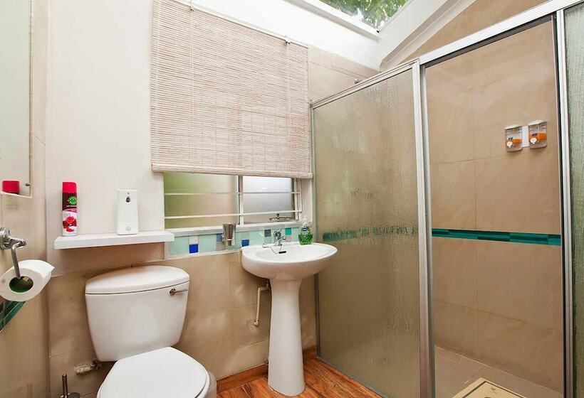 פנסיון Twin Waters Guest House