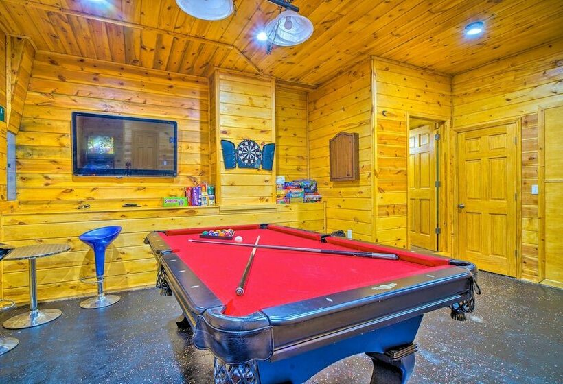 A Beautiful View Cabin: Game Room & Hot Tub