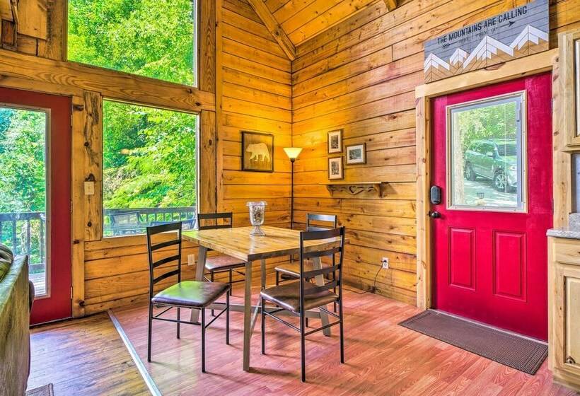 A Beautiful View Cabin: Game Room & Hot Tub