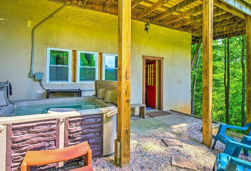 A Beautiful View Cabin: Game Room & Hot Tub