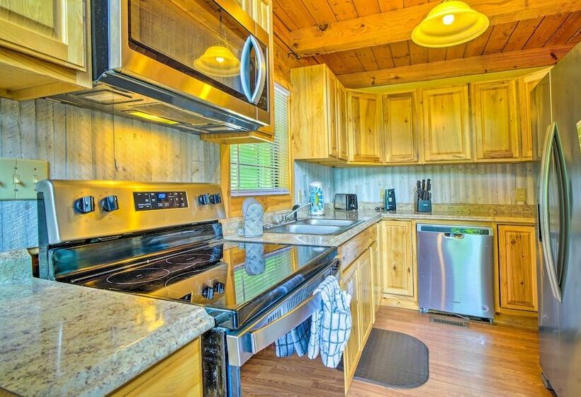 A Beautiful View Cabin: Game Room & Hot Tub