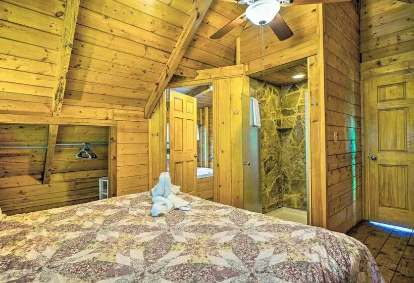 A Beautiful View Cabin: Game Room & Hot Tub