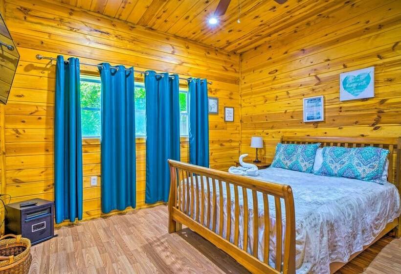 A Beautiful View Cabin: Game Room & Hot Tub