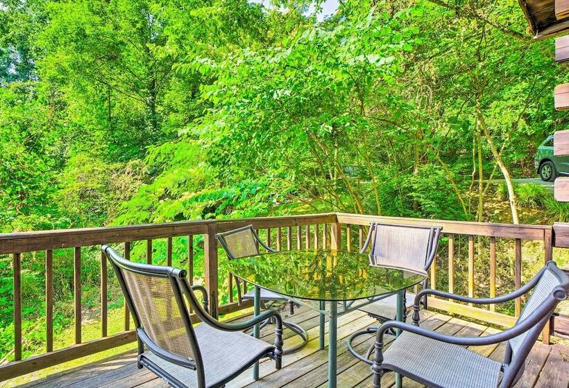 A Beautiful View Cabin: Game Room & Hot Tub