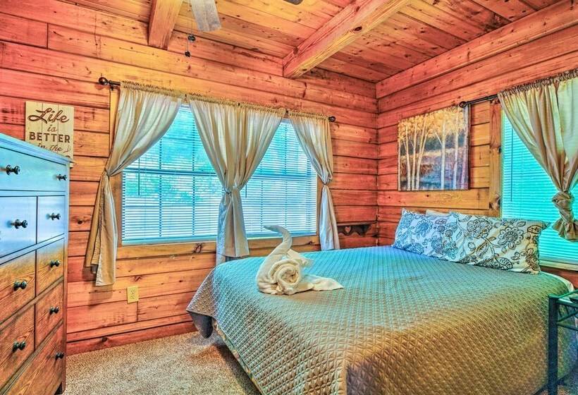 A Beautiful View Cabin: Game Room & Hot Tub