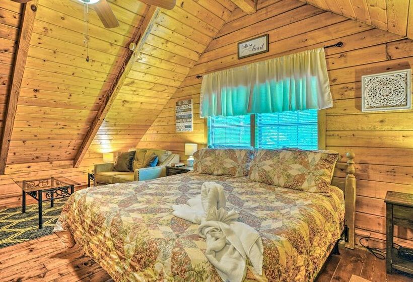 A Beautiful View Cabin: Game Room & Hot Tub