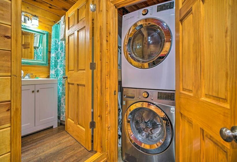 A Beautiful View Cabin: Game Room & Hot Tub