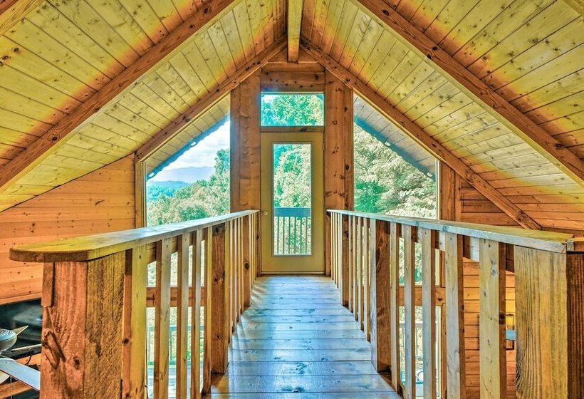 A Beautiful View Cabin: Game Room & Hot Tub