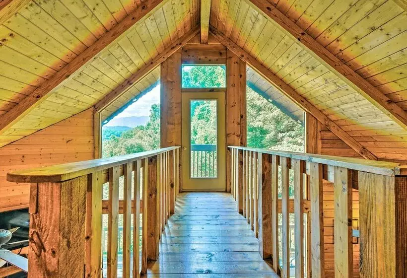 A Beautiful View Cabin: Game Room & Hot Tub