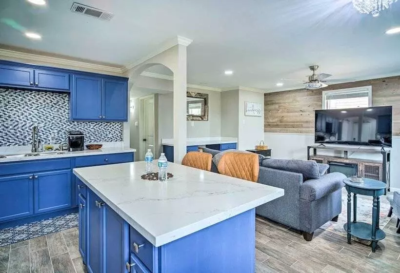 Blue Cottage In The Bayou  W/ Private Yard!