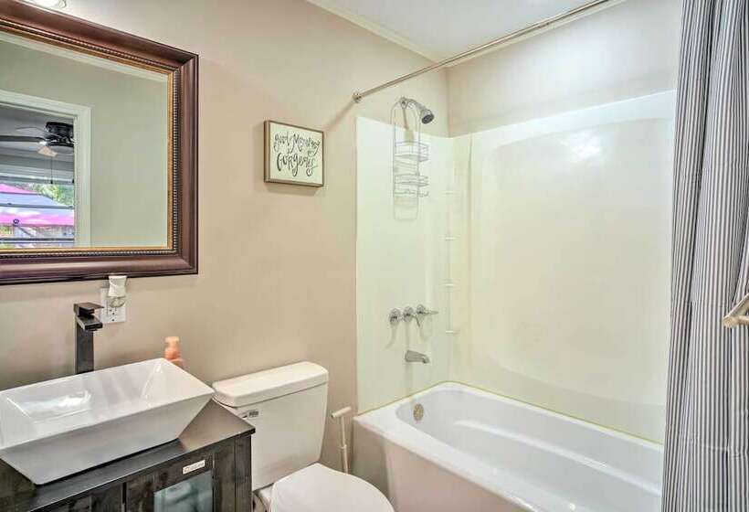 Blue Cottage In The Bayou  W/ Private Yard!