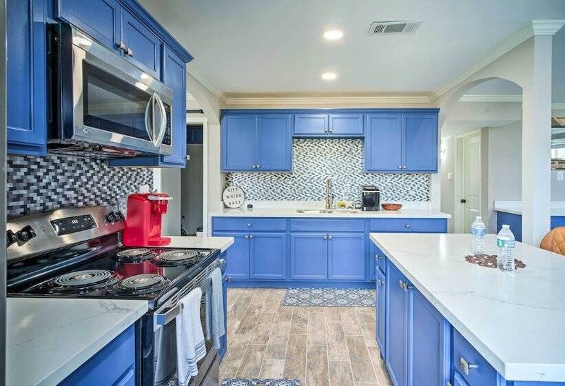 Blue Cottage In The Bayou  W/ Private Yard!