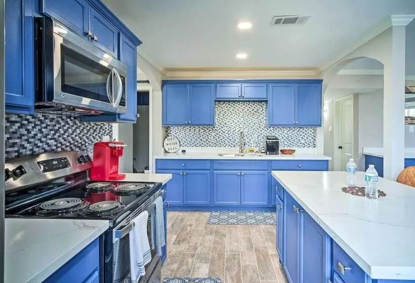 Blue Cottage In The Bayou  W/ Private Yard!