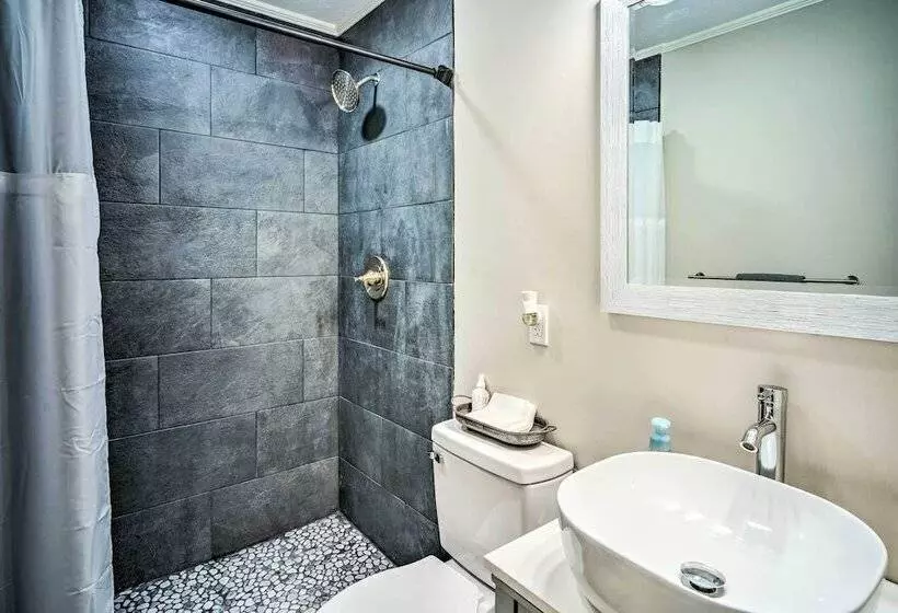 Blue Cottage In The Bayou  W/ Private Yard!