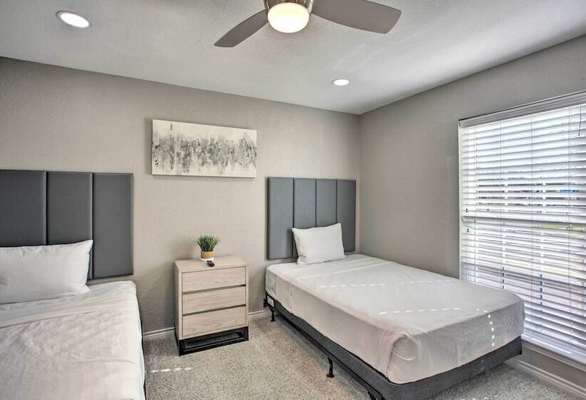 Private Outdoor Pool: Richardson Oasis!