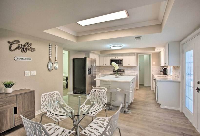 Private Outdoor Pool: Richardson Oasis!