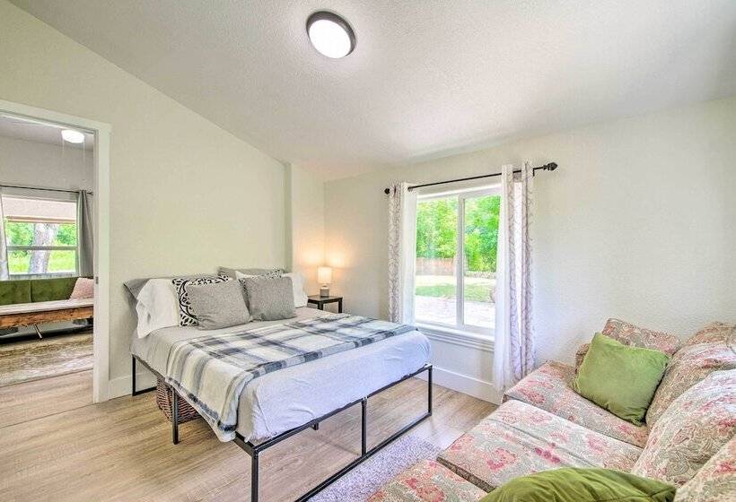 Bright Home W/ Fire Pit, Near Back 40 Trail!