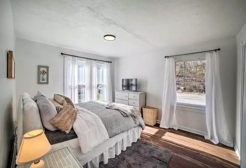 Charming Riverfront Retreat In Monticello!