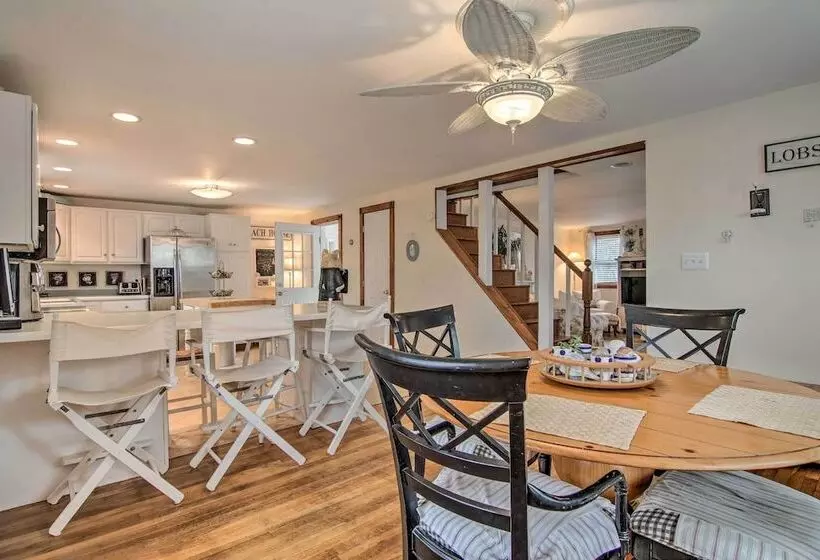 Chincoteague Charm  Escape W/ Bikes & Yard Games!