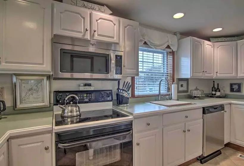 Chincoteague Charm  Escape W/ Bikes & Yard Games!