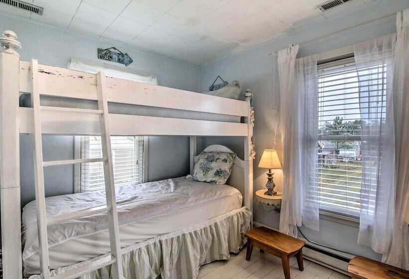 Chincoteague Charm  Escape W/ Bikes & Yard Games!