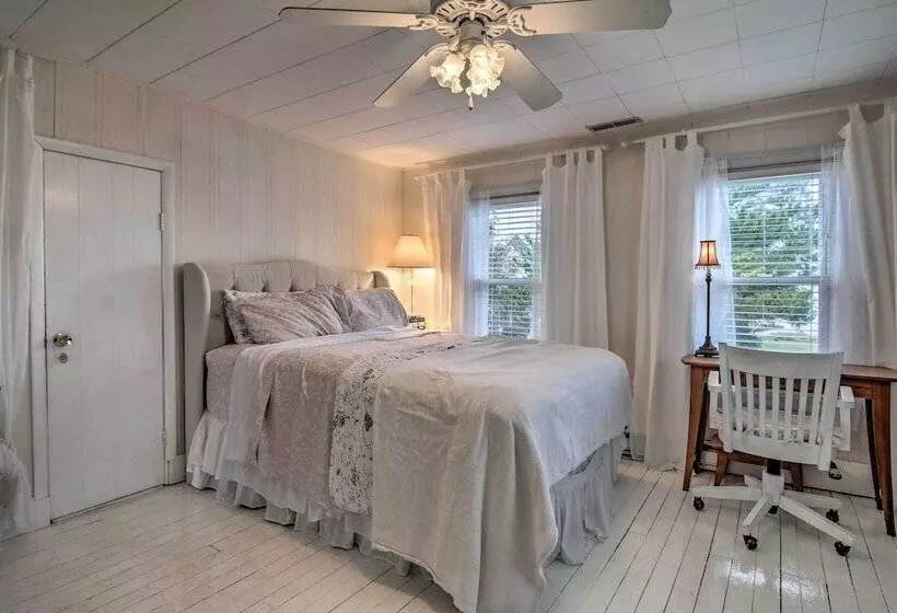 Chincoteague Charm  Escape W/ Bikes & Yard Games!