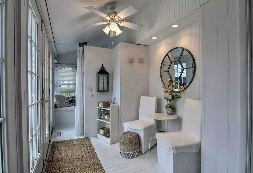 Chincoteague Charm  Escape W/ Bikes & Yard Games!