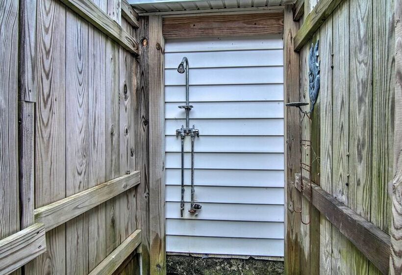 Chincoteague Charm  Escape W/ Bikes & Yard Games!