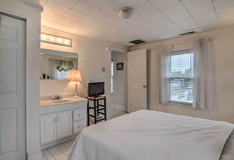 Chincoteague Charm  Escape W/ Bikes & Yard Games!