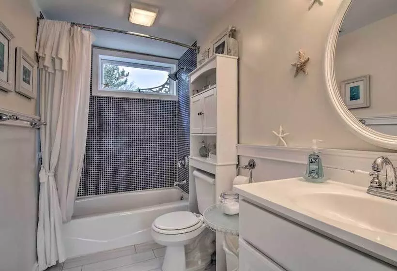 Chincoteague Charm  Escape W/ Bikes & Yard Games!