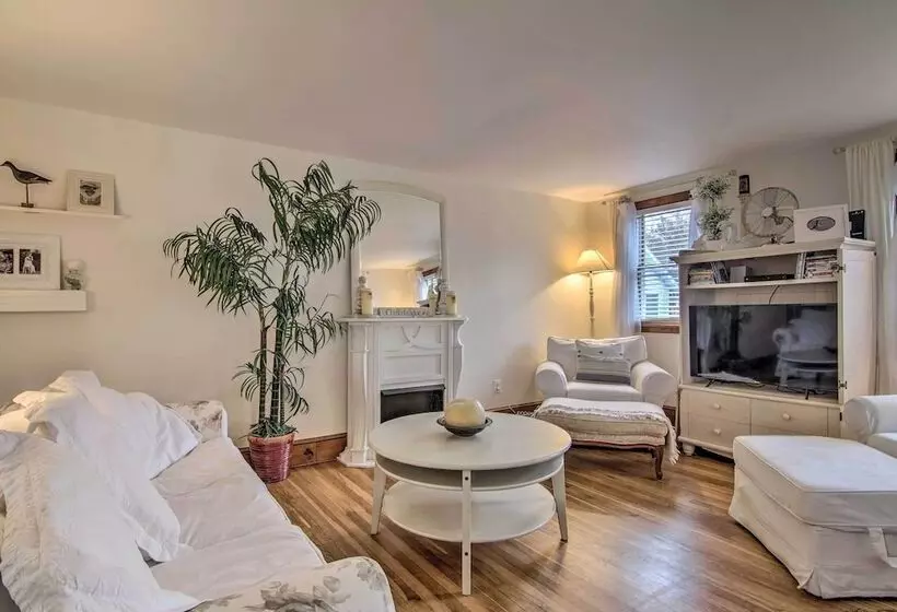 Chincoteague Charm  Escape W/ Bikes & Yard Games!