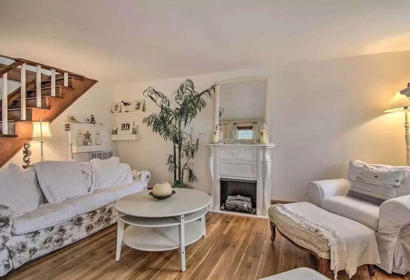 Chincoteague Charm  Escape W/ Bikes & Yard Games!