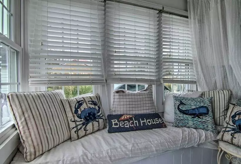 Chincoteague Charm  Escape W/ Bikes & Yard Games!