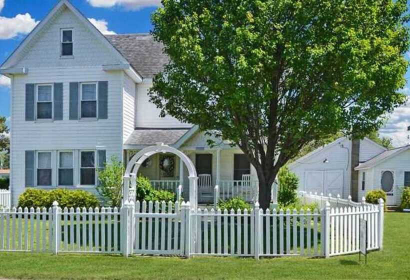 Chincoteague Charm  Escape W/ Bikes & Yard Games!