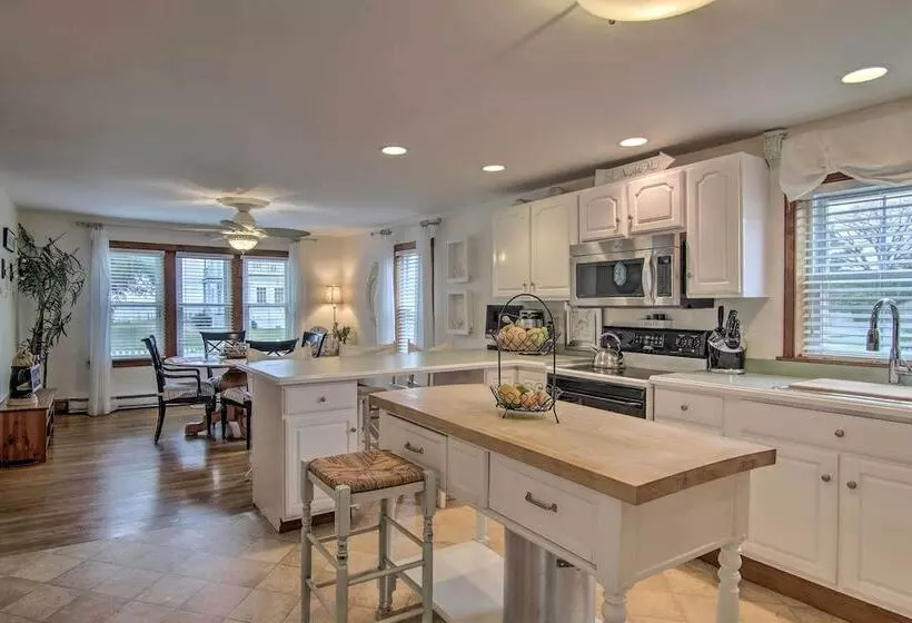 Chincoteague Charm  Escape W/ Bikes & Yard Games!