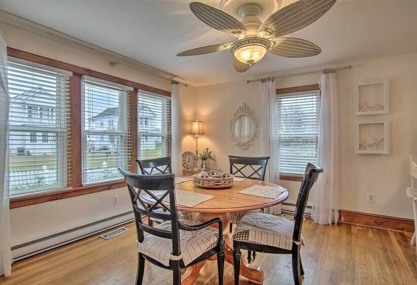 Chincoteague Charm  Escape W/ Bikes & Yard Games!