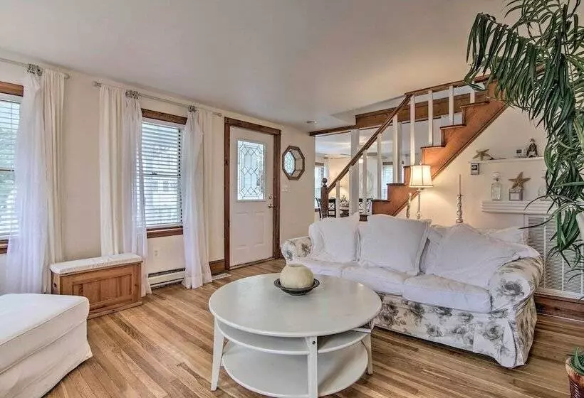 Chincoteague Charm  Escape W/ Bikes & Yard Games!