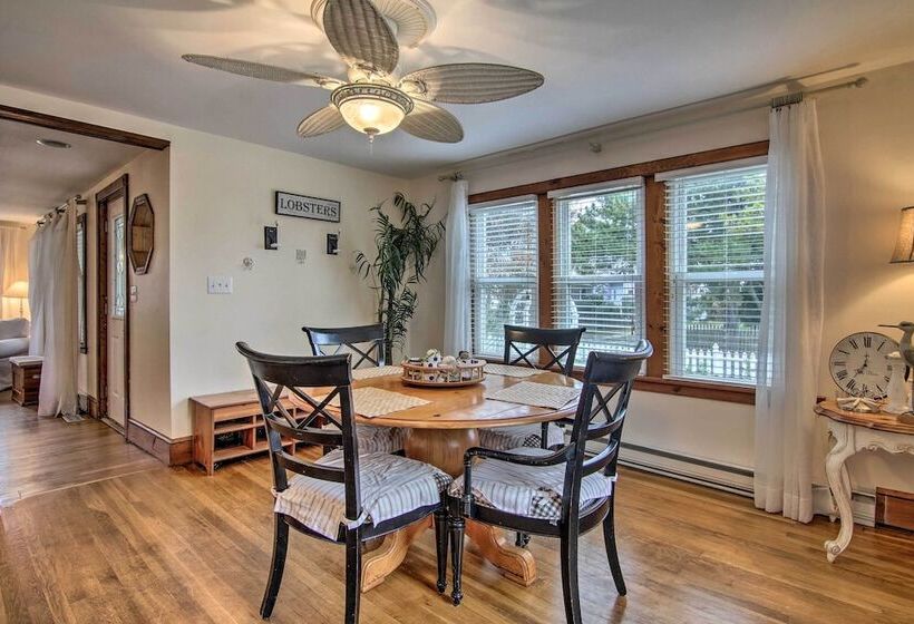 Chincoteague Charm  Escape W/ Bikes & Yard Games!