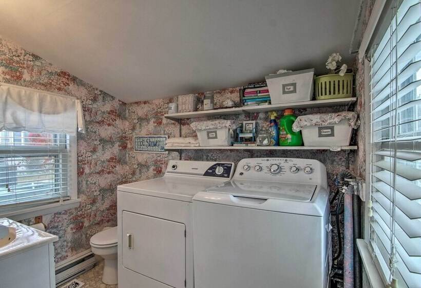 Chincoteague Charm  Escape W/ Bikes & Yard Games!