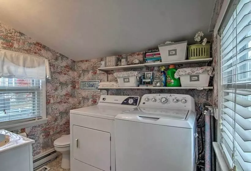 Chincoteague Charm  Escape W/ Bikes & Yard Games!