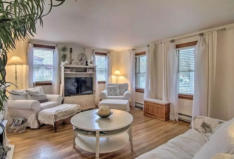 Chincoteague Charm  Escape W/ Bikes & Yard Games!