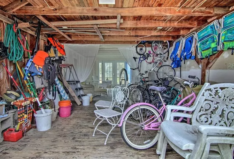 Chincoteague Charm  Escape W/ Bikes & Yard Games!