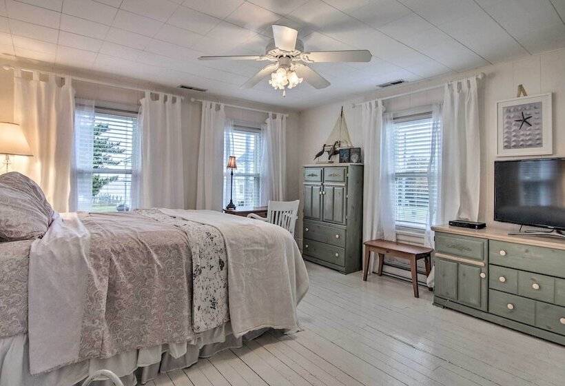 Chincoteague Charm  Escape W/ Bikes & Yard Games!