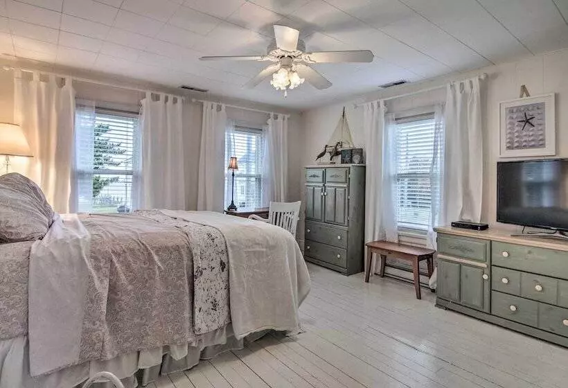 Chincoteague Charm  Escape W/ Bikes & Yard Games!