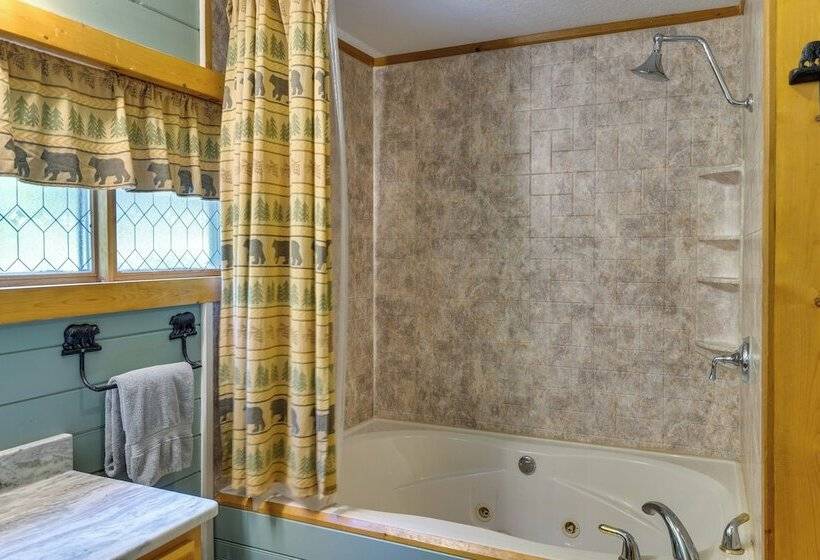 Cozy Creekside Cabin W/ Fire Pit & Views!